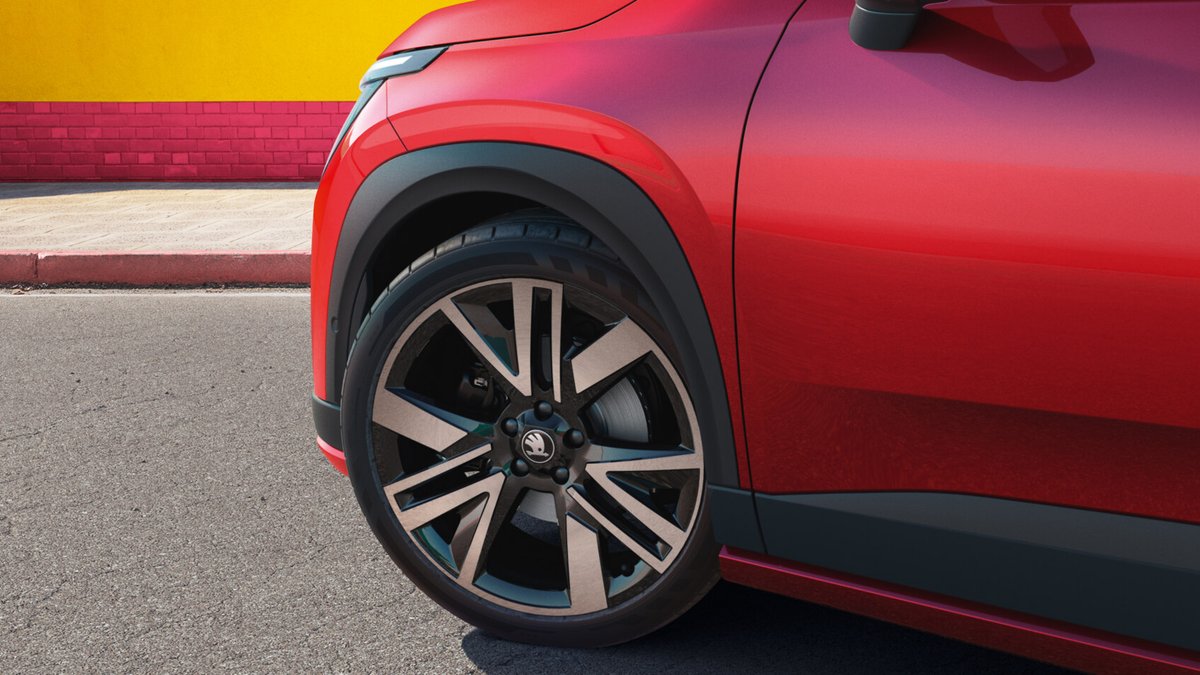 Close-up of the exclusive 19-inch black alloy wheel on the Škoda Epiq Sportline