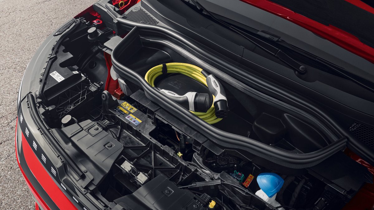 The frunk under the bonnet of the Škoda Epiq Sportline, holding the charging cable