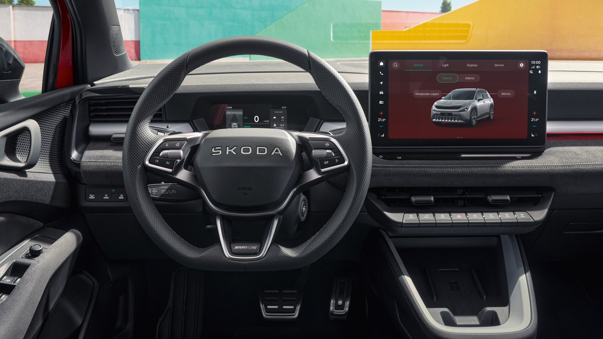 Heated Sportline steering wheel with recuperation paddles and 13-inch touchscreen in the Škoda Epiq Sportline