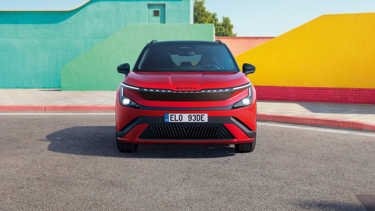 Škoda Epiq Sportline front view with the illuminated Light Band grille and T-shaped LED Matrix headlights lit