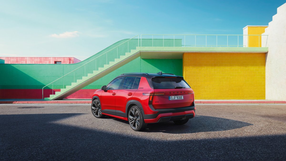 Rear three-quarter view of the Škoda Epiq Sportline with the optional blacked-out roof